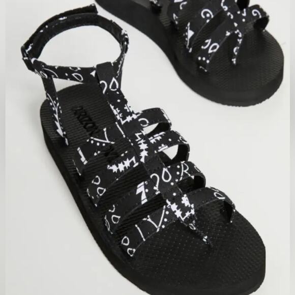 Arizona Love Black Trekky Flat Sandals Size 9 Retails $200 New - Picture 7 of 8